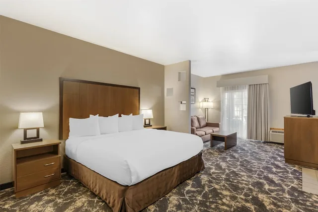 جناح بسرير كينج بإطلالة على النهر بحوض جاكوزي، Best Western Plus Riverfront Hotel And Suites 9/10
