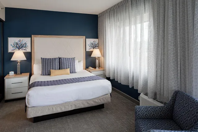 جناح بسرير كينج بغرفة نوم واحدة مع أريكة، Bay Club Hotel & Marina 1/2