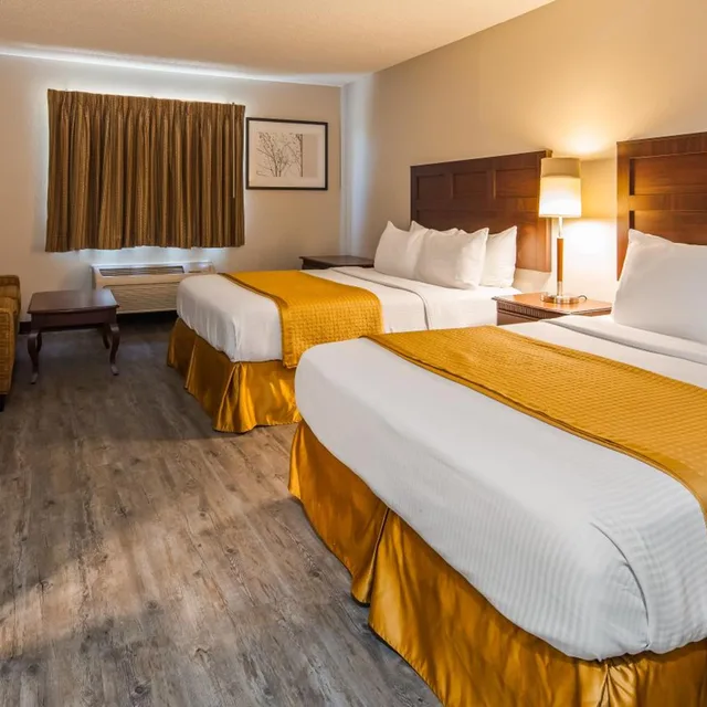 غرفة بسريرين كوين بمطبخ صغير، SureStay Hotel by Best Western Orange 1/8
