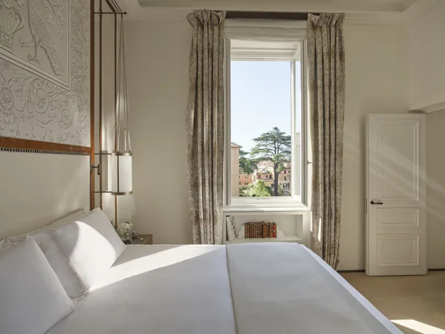 Classic, King Bed, Eden Rome 2/3