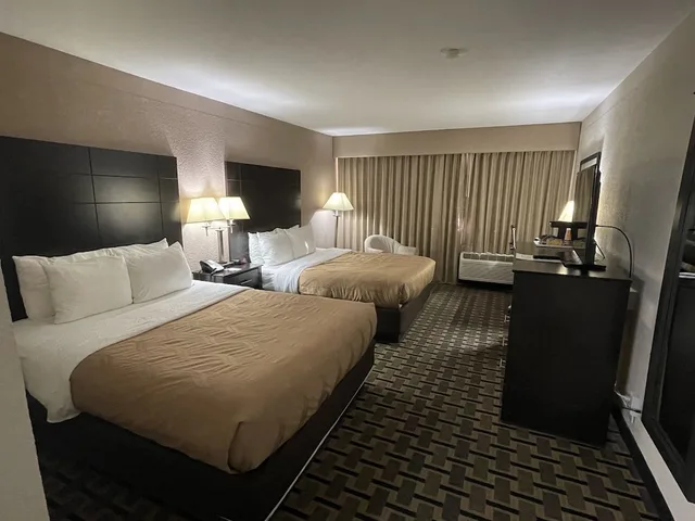 غرفة بريميوم بسريرين كوين، Quality Inn & Suites Cincinnati Downtown Area 4/9