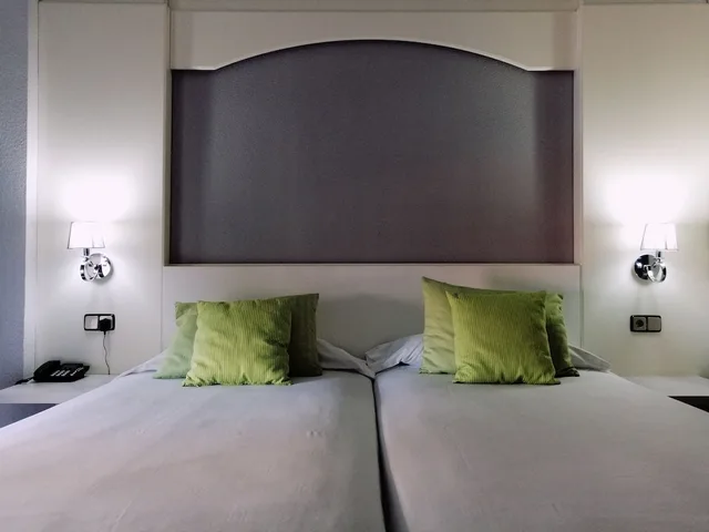 غرفة بسرير مزدوج أو سريرين منفصلين بشرفة، Hotel Mir Octavio 7/8