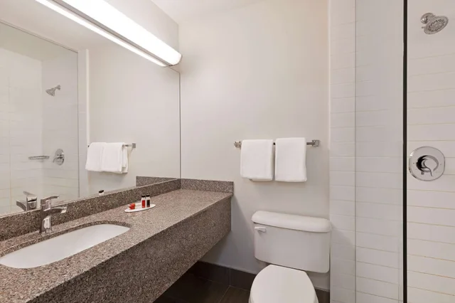 غرفة بزنس بسرير كينج، Super 8 by Wyndham Calgary Shawnessy Area 10/10