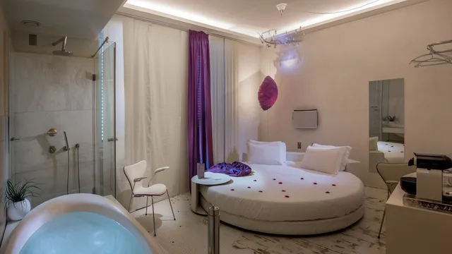غرفة سوبيريور بسرير كينج، SuiteSistina for Brave Lovers 3/3