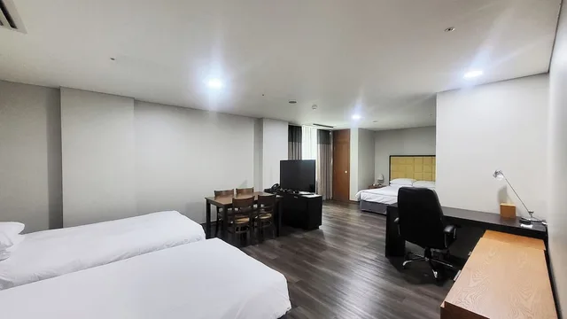 غرفة بريميير ثلاثية بسريرين منفصلين، Ramada Hotel & Suites by Wyndham Seoul Namdaemun 5/10
