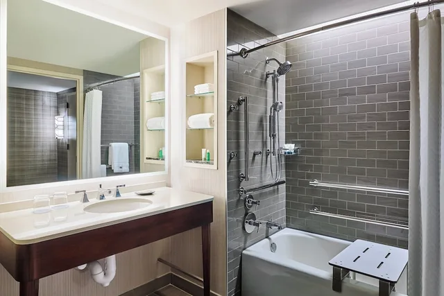 غرفة تقليدية بسريرين مزدوجين لذوي الإعاقة، Westin Chicago River North 3/3
