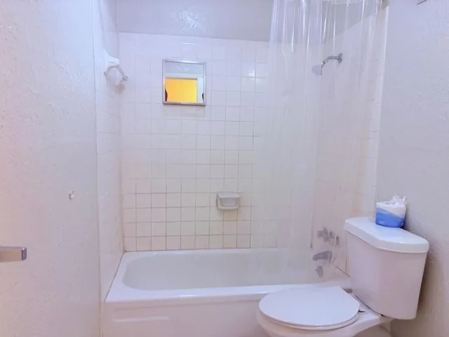 غرفة بسرير كوين لغير المدخنين، Champions Inn Del Rio Near Lake 10/10