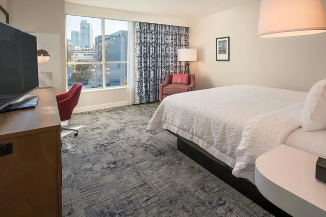 غرفة بسرير كينج، Hampton Inn and Suites by Hilton Portland-Pearl District 2/4