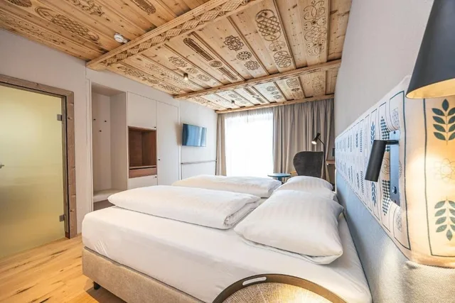 Blue, Twin Beds, Lake View, Balcony، Neue Post Hotel 1/4