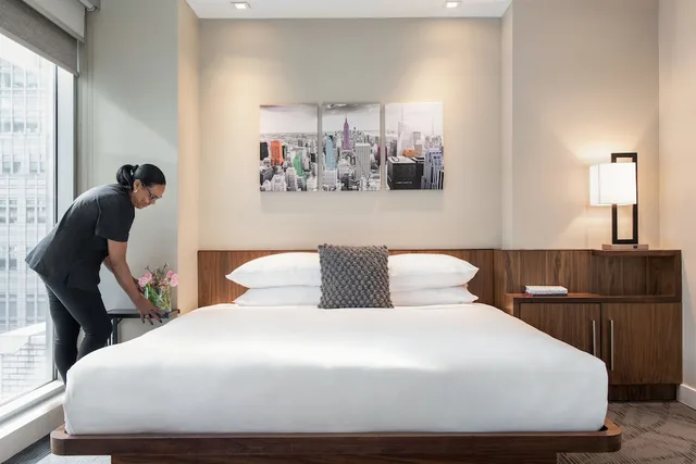 غرفة غراند سوبيريور بسرير كينج بشرفة، The Gotham Hotel 2/4