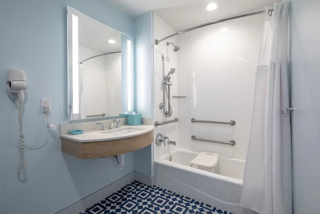 غرفة قياسية بسريرين كوين بإطلالة على المسبح لذوي الإعاقة، Universal's Endless Summer Resort - Surfside Inn and Suites 4/5