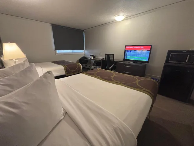 غرفة بسرير كينج وسريرين كوين، Super 8 by Wyndham Macleod Trail Calgary 3/9