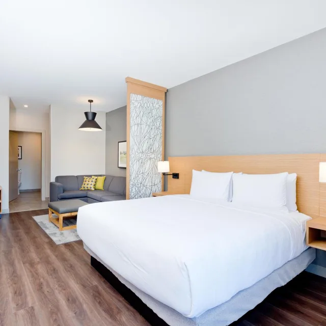 Room, King Bed, with View, Accessible, Hyatt Place Kelowna 1/4