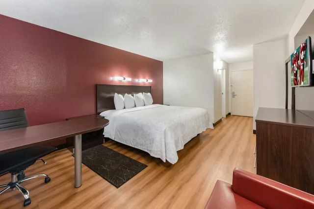 Non-Smoking Deluxe 1 King Bed, Micro-Fridge، Red Roof PLUS Columbus Worthington 5/8