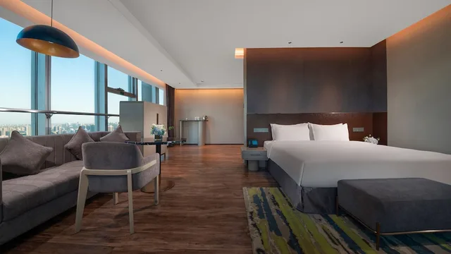 جناح بسرير كينج مع دخول صالة النادي في طابق مرتفع، Holiday Inn Focus Square 4/8