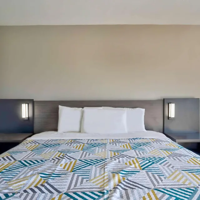 1 King Bed - Mobility Accessible Tub, Nsmk، Motel6 Virginia Beach, VA 7/10