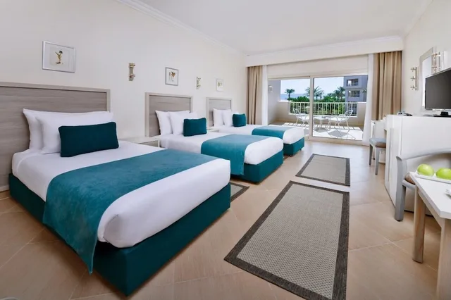 غرفة سوبيريور ثلاثية بثلاثة أسرّة بإطلالة جزئية على البحر، JAZ Soma Beach 1/3