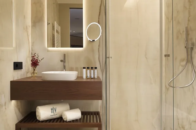 جناح بسرير كينج بإطلالة على المتنزه مع أريكة، Grand Hotel Victoria Concept And Spa 3/3