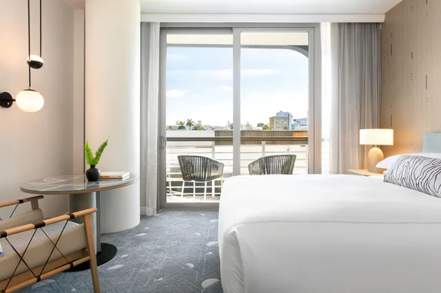 غرفة بريميوم بسرير كوين، Kimpton Hotel Palomar South Beach 4/7