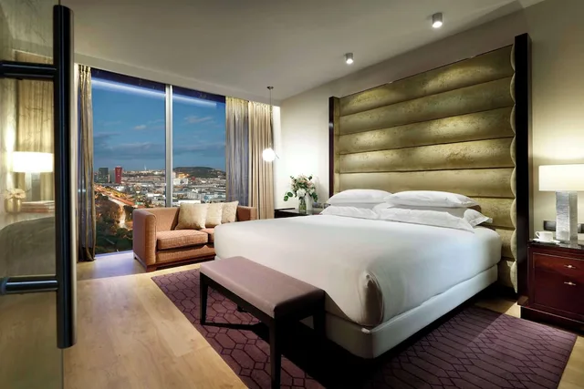 غرفة ديلوكس بسرير كينج بإطلالة على المدينة، Hyatt Regency Barcelona Tower 5/7