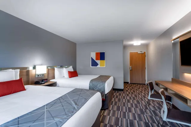 غرفة بسريرين كوين لذوي الإعاقة، Microtel Inn & Suites by Wyndham Amsterdam 1/3