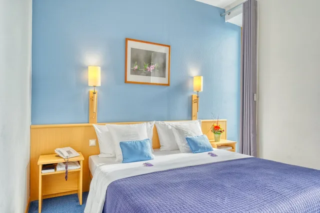 غرفة قياسية بسرير كوين بإطلالة على البحيرة، Hotel Bon Rivage 4/10