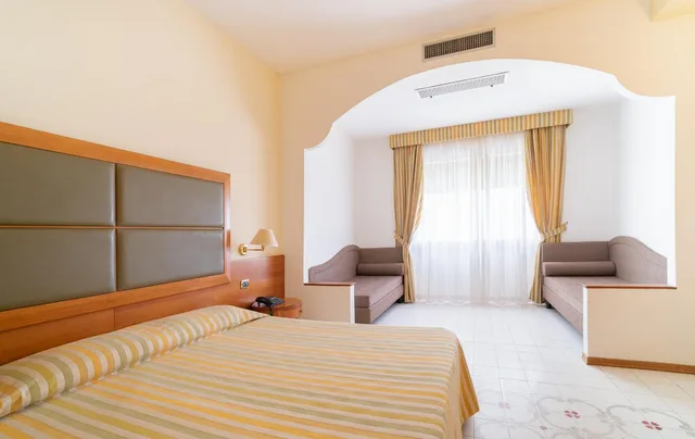غرفة كومفورت بسرير مزدوج بإطلالة جزئية على البحر، Grand Hotel Don Juan 4/8