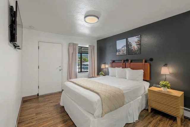 Standard, Queen Bed, Kitchen, Adventure Inn Durango 2/3