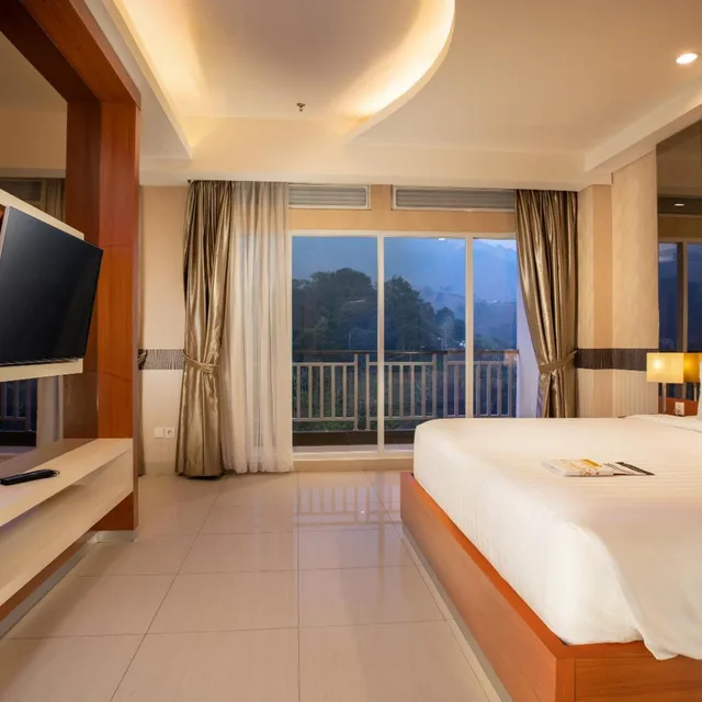 جناح ملكي بسرير كينج، Le Eminence Hotel Convention And Resort 3/5