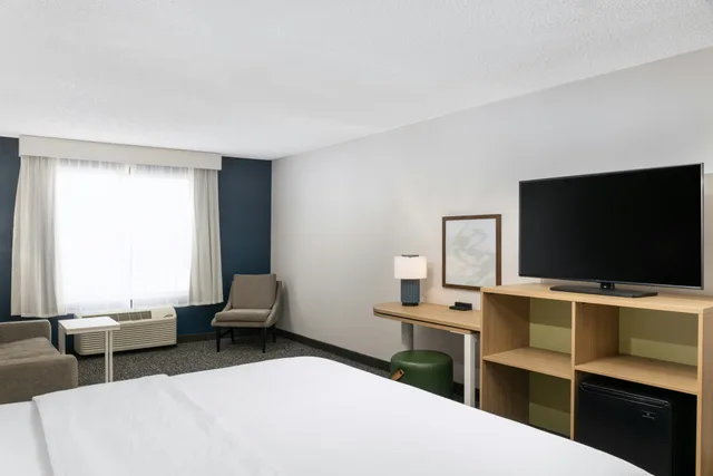 غرفة بسرير كينج مع أريكة، Spark by Hilton Salt Lake City Airport 1/3