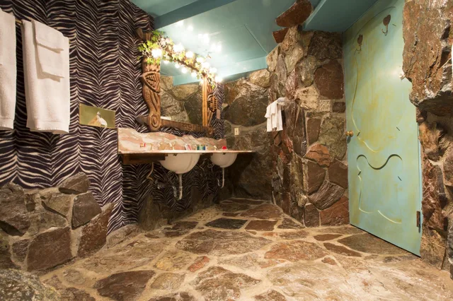 Jungle Rock، Madonna Inn 1/1