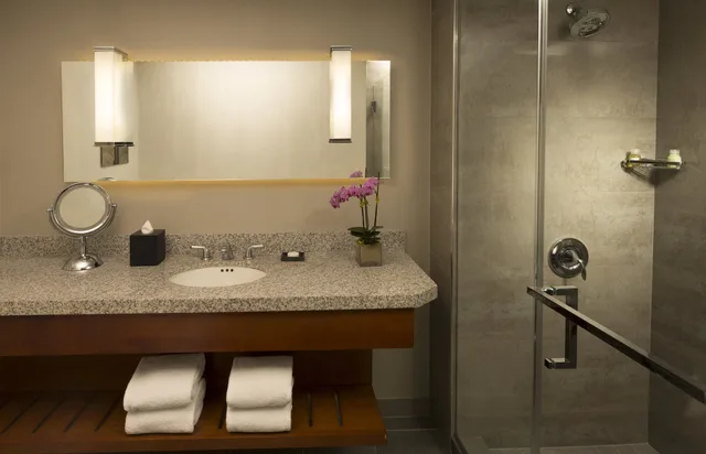 Skyline, King Bed، Loews Hollywood Hotel 9/10