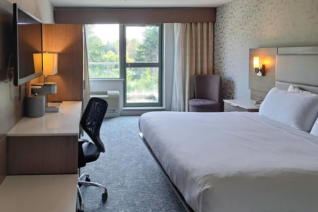 Room, King Bed, Balcony, Comfort Hotel Vancouver Airport 2/3