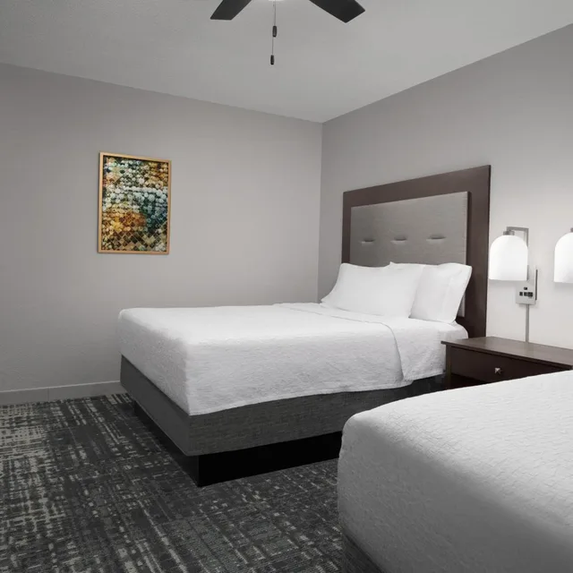 جناح بسريرين كوين بغرفة نوم واحدة مع أريكة، Homewood Suites By Hilton San Antonio-Riverwalk/Downtown 1/8