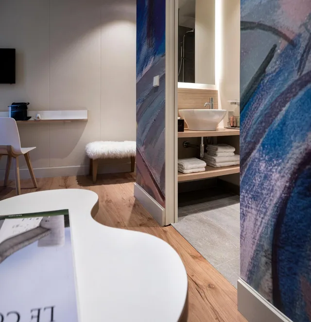 Adjoining، Max Hotel 1/2
