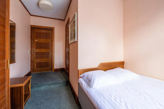 Small Double, Victoria Hotel 3/6