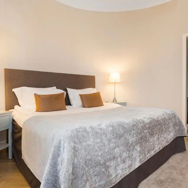 جناح جونيور، Elite Hotel Adlon 6/7