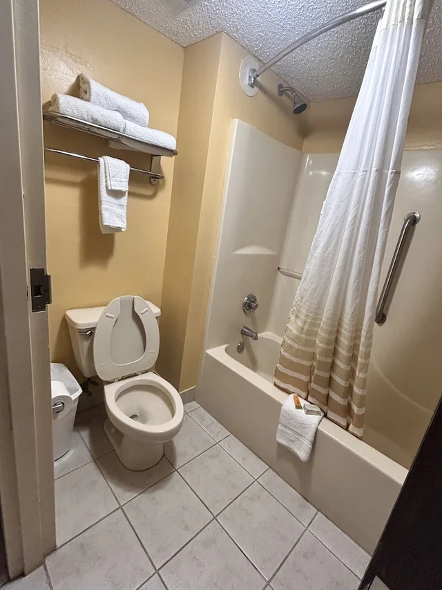 غرفة بسريرين كوين للمدخنين، Home Town Inn And Suites 3/3
