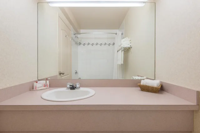 غرفة بسرير كوين، Ramada By Wyndham Lloydminster 4/8