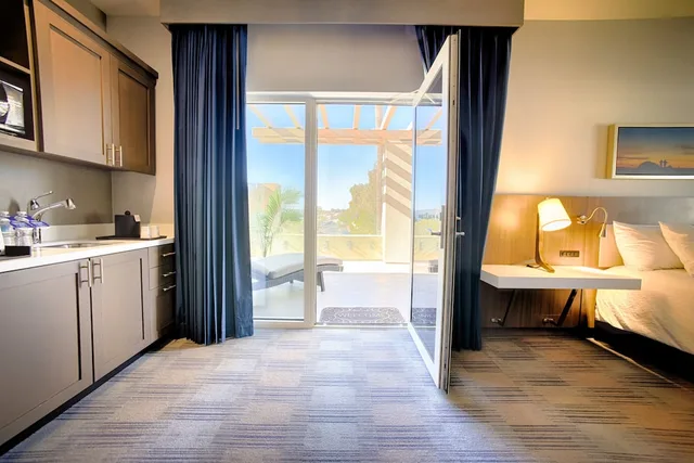 غرفة بسرير كينج بشرفة بغرفة نوم واحدة بحوض استحمام لذوي الإعاقة، Hilton Garden Inn Santa Barbara/Goleta 5/9