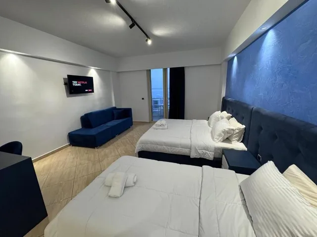 غرفة سوبيريور رباعية بسرير كوين وسرير فردي بإطلالة على البحر بشرفة مع أريكة، Blue Sky Hotel 3/10