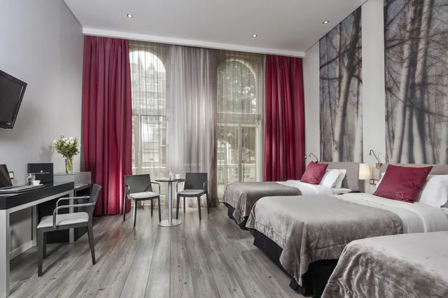 غرفة قياسية بثلاثة أسرّة، The Queens Gate Hotel 1/3
