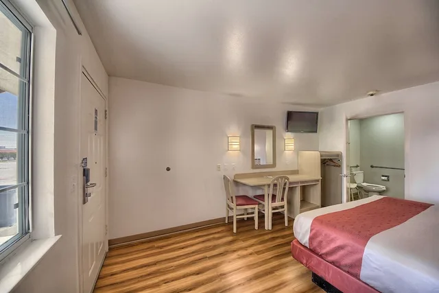 غرفة قياسية بسرير كينج، Motel6 Kerrville, TX 4/6
