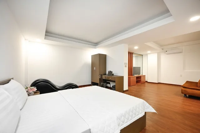 غرفة بريميوم ديلوكس بسرير كوين مع أريكة بحوض استحمام، Yoko Airport Saigon Hotel 1/6