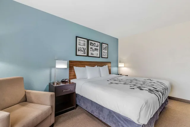 غرفة بسرير كينج لذوي الإعاقة، Sleep Inn and Suites Ames near ISU Campus 1/3