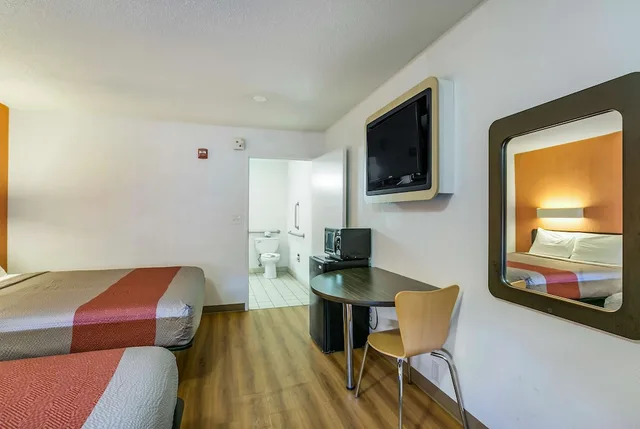غرفة قياسية بسريرين كوين، Motel6 Dothan, AL 3/4