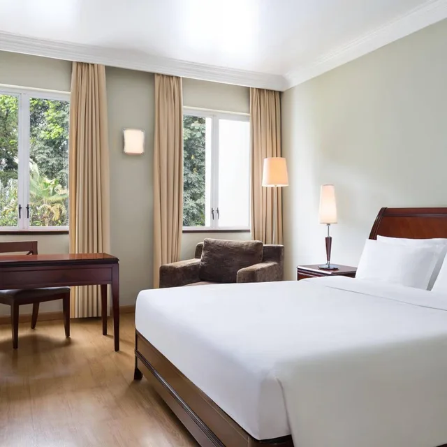 غرفة بريميوم ديلوكس بسرير كينج بإطلالة على المسبح بشرفة، Four Points By Sheraton Arusha The Arusha Hotel 2/5