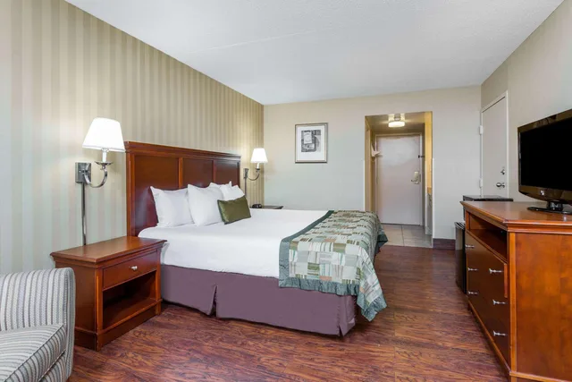 غرفة بسرير كوين للمدخنين، Days Inn by Wyndham Westminster, MD 1/2