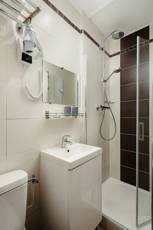 غرفة كلاسيكية بسرير كوين بإطلالة على المدينة، HOTEL D'ARGENSON 5/5