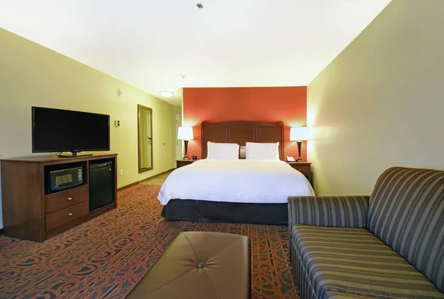 جناح بسرير كينج بحوض جاكوزي، Hampton Inn and Suites Milwaukee Franklin 1/4